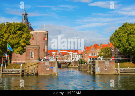 Stadtbild mit Stadttor von Enkhuizen, Niederlande Stockfoto