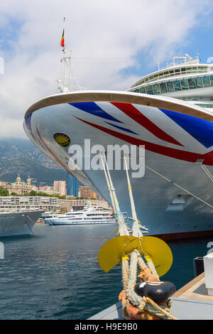 Monaco, Monaco - 30. Juli 2016: Kreuzfahrtschiff MV Azura in Hafen von Monaco. MV Azura ist die zweitgrößte der acht Schiffe derzeit im Dienst mit Pa Stockfoto