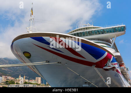 Monaco, Monaco - 30. Juli 2016: Kreuzfahrtschiff MV Azura in Hafen von Monaco. MV Azura ist die zweitgrößte der acht Schiffe derzeit im Dienst mit Pa Stockfoto