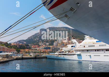Monaco, Monaco - 30. Juli 2016: Kreuzfahrtschiff MV Azura in Hafen von Monaco. MV Azura ist die zweitgrößte der acht Schiffe derzeit im Dienst mit Pa Stockfoto