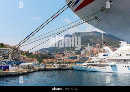 Monaco, Monaco - 30. Juli 2016: Kreuzfahrtschiff MV Azura in Hafen von Monaco. MV Azura ist die zweitgrößte der acht Schiffe derzeit im Dienst mit Pa Stockfoto