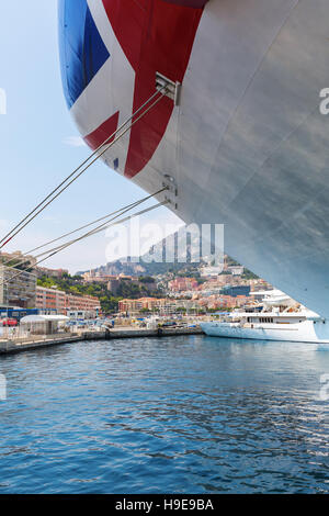 Kreuzfahrtschiff MV Azura in Hafen von Monaco Stockfoto
