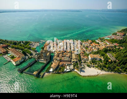 Luftbild, Scaliger Burg Castello Scaligero, Sirmione-Halbinsel am Lago di Garda, Sirmione, Gardasee, Oberitalien, Stockfoto