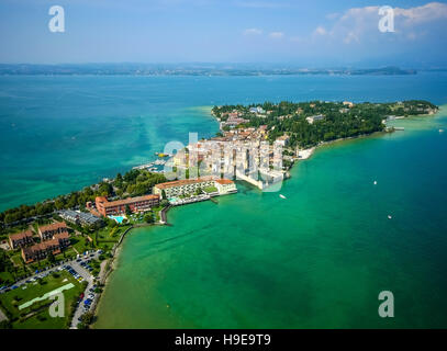 Luftbild, Scaliger Burg Castello Scaligero, Sirmione-Halbinsel am Lago di Garda, Sirmione, Gardasee, Oberitalien, Stockfoto