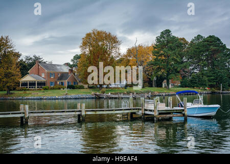 Haus und Herbstfarbe entlang des Hafens in St. Michaels, Maryland. Stockfoto