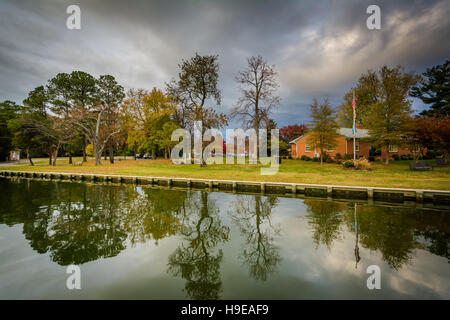 Haus und Bäume entlang des Hafens, in St. Michaels, Maryland. Stockfoto