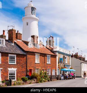 Die Sohle Bay Inn Pub und Leuchtturm in Southwold, Suffolk, England, Großbritannien, Uk Stockfoto