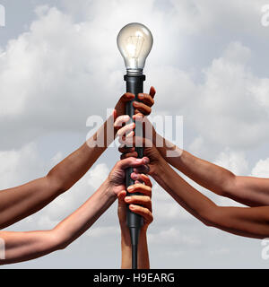Idee-Team-Gruppe als diverse Leute halten eine elektrisches Licht-Buchse mit einem beleuchteten Glühbirne als verbundene Gemeinschaft Einsicht oder sozialen Denken c Stockfoto