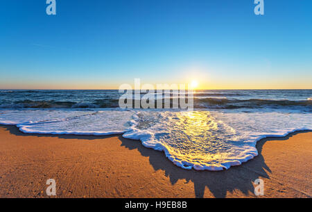 Am frühen Morgen, Sonnenaufgang über dem Meer. Stockfoto