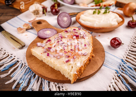 Ausbreitung auf hausgemachtes Brot mit Paprikapulver und Zwiebel Schmalz Stockfoto