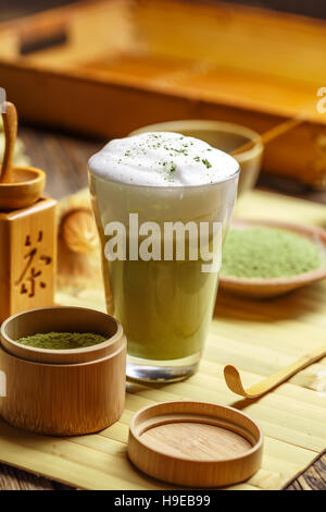 Glas von Matcha Grüntee Frappe auf Holztisch Stockfoto
