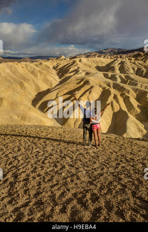 Touristen, Zabriskie Point, Death Valley Nationalpark, Death Valley, Kalifornien Stockfoto