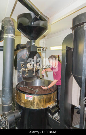 Craig Kelly den Kopf Röster überprüfen die Bohnen auf die Röstmaschine bei Green Farm Kaffee in Rackheath, Norwich, Norfolk, England, Großbritannien, Uk Stockfoto