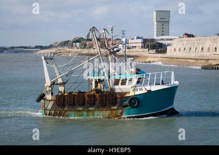 Ein Fischereifahrzeug Jakobsmuschel, Betty-G II (E316) in Portsmouth Harbour Stockfoto