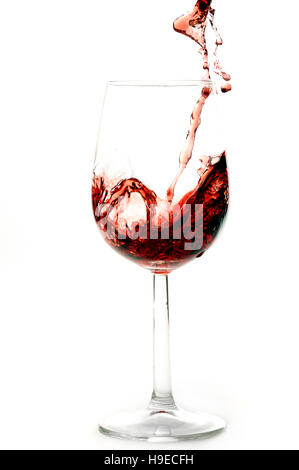 Rotwein in ein Glas gegossen Stockfoto