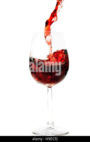 Rotwein in ein Glas gegossen Stockfoto