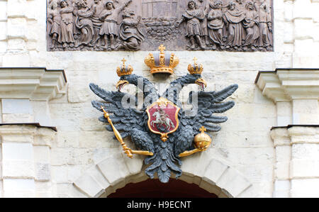 Die doppelte Spitze Adler vom Wappen russischen Föderation über ein Tor in der Peter- und Paul Fort. Stockfoto