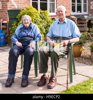 Ein älteres Ehepaar in deren 80 im Vereinigten Königreich Stockfoto