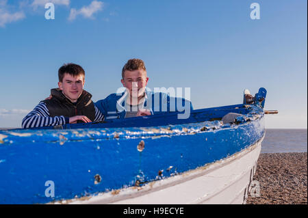 Ein Junge auf seinem 17. Geburtstag mit seinen 13 Jahre alten Bruder in Aldeburgh, Suffolk, England, Großbritannien, Uk Stockfoto