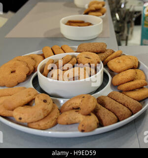 Shortbreads Sortiment und kleine Butterkekse in weiße Runde Schale Stockfoto