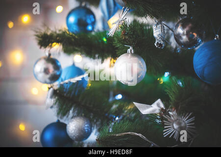 Schöner Hintergrund verziert Weihnachtsbaum mit Kugeln Spielzeug und Girlanden. Die Idee für Postkarten. Soft-Fokus. Flachen DOF Stockfoto