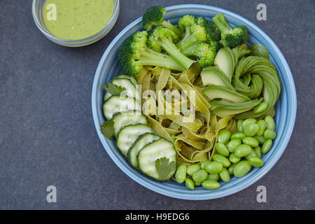 Vegetarische Pasta mit Brokkoli, Avocado, Gurke und edamame Stockfoto