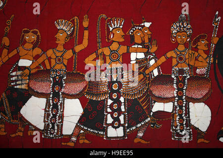 Batik mit Sri Lankan Trommler in Kandy Esala Perahera Stockfoto