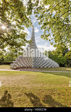 Juli 2016 - London, England: The Serpentine Gallery Pavilion, entworfen vom dänischen Architekten BIG (Bjarke Ingels Group) im Hyde Park am 28. Juli 2016 in Stockfoto