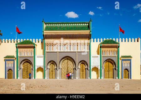 Marokkanische Touristen Outside The Royal Palace, (Dar el Makhzen) Fes, Marokko Stockfoto