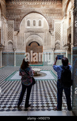 Touristen in der Medersa el-Attarine, Fes el Bali, Fes, Marokko Stockfoto