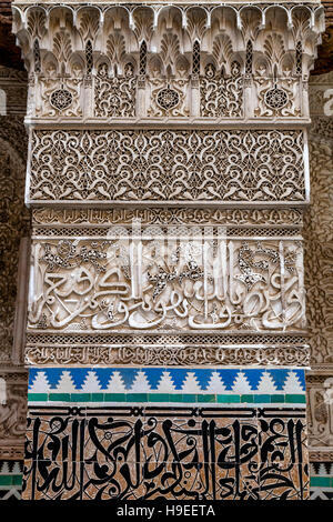 Arabische Kalligraphie und Stein Carvings in der Medersa El-Attarine, Fes el Bali, Fez, Marokko Stockfoto