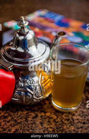 Traditionellen marokkanischen Minztee, Fes el Bali, Fes, Marokko Stockfoto