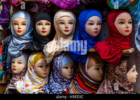 Bunte Hijabs für Verkauf In der Medina, Fes el Bali, Fes, Marokko Stockfoto