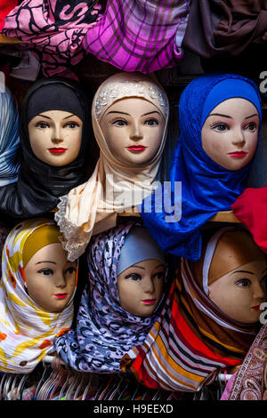 Bunte Hijabs für Verkauf In der Medina, Fes el Bali, Fes, Marokko Stockfoto