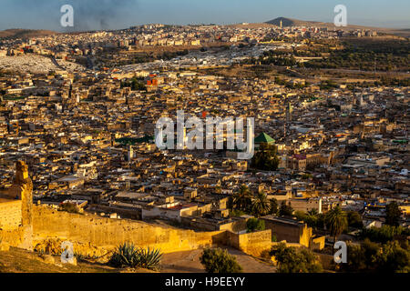 Ein Blick von der Medina (Fes el Bali) von Borj Nord, Fes, Marokko Stockfoto