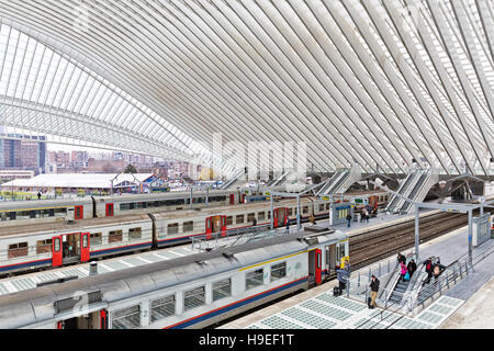 Lüttich, Belgien - Dezember 2014: Plattform mit Menschen warten auf den Zug im Bahnhof Liège-Guillemins, entworfen von Santiago Calatrava Stockfoto