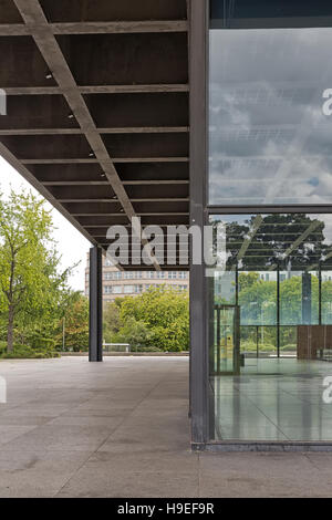 BERLIN, Deutschland - Juli 2015: Neue Nationalgalerie, auch bekannt als neue Nationalgalerie in Berlin. Außenansicht des Museums, entworfen von Architekt Lu Stockfoto