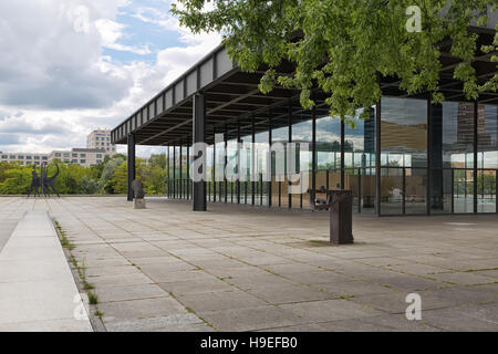 BERLIN, Deutschland - Juli 2015: Neue Nationalgalerie, auch bekannt als neue Nationalgalerie in Berlin. Außenansicht des Museums, entworfen von Architekt Lu Stockfoto