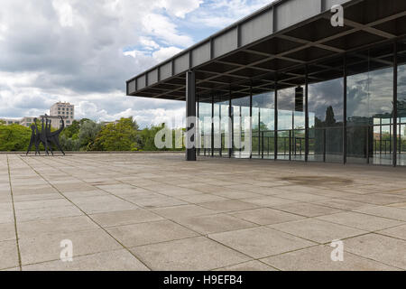 BERLIN, Deutschland - Juli 2015: Neue Nationalgalerie, auch bekannt als neue Nationalgalerie in Berlin. Außenansicht des Museums, entworfen von Architekt Lu Stockfoto