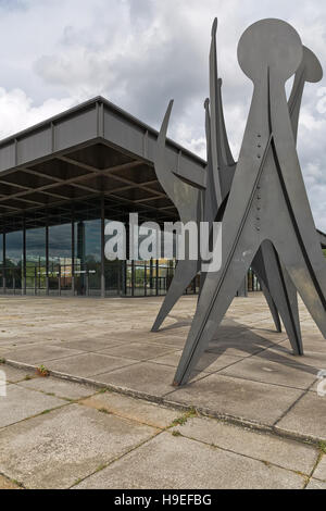 BERLIN, Deutschland - Juli 2015: Neue Nationalgalerie, auch bekannt als neue Nationalgalerie in Berlin. Außenansicht des Museums, entworfen von Architekt Lu Stockfoto