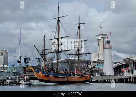 Eine Nachbildung des James Cook HMS Endeavour, Ankern neben das Australian National Maritime Museum in Sydney Stockfoto