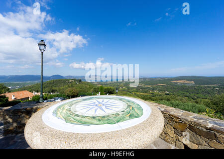 Die Orientierung-Tabelle in Gassin, Var, Frankreich. Stockfoto