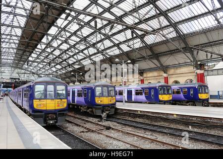 Am nördlichen Elektrik Züge in Liverpool Lime Street Station. Klasse 319 elektrische Triebzüge in Plattformen. Stockfoto