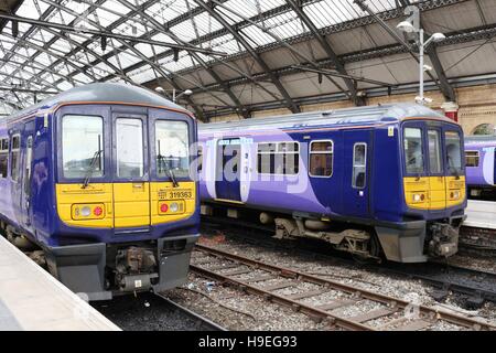 Am nördlichen Elektrik Züge in Liverpool Lime Street Station. Klasse 319 elektrische Triebzüge in Plattformen. Stockfoto