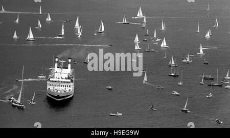 AJAXNETPHOTO. 6. JUNI 1980. PLYMOUTH, ENGLAND.  -OSTAR 1980 - EINHAND-RACE - SZENE IN PLYMOUTH SOUND AS YACHTEN JOGGLE FÜR POSITION IM RENNEN BEGINNEN. FOTO: JONATHAN EASTLAND/AJAX REF: 800706 7 Stockfoto