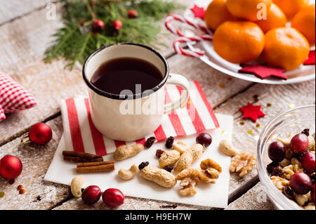 Weihnachten-Zusammensetzung, Studio gedreht, hölzernen Hintergrund Stockfoto