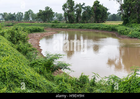 Bewässerung-Kanal für den Einsatz im Feld "Paddy" über den lokalen Bereich, Thailand. Stockfoto