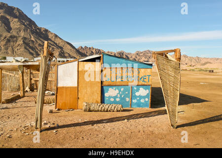 Dahab, Ägypten - 28. Dezember 2012: Verlassene Hand gebaut-Shop in einer Wüste in der Nähe von Dahab in Ägypten Stockfoto