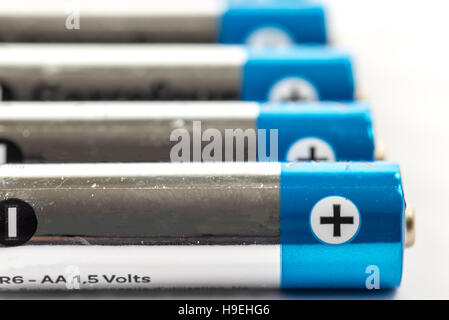 Alkali-Batterien aa Größe auf weißem Hintergrund Stockfoto