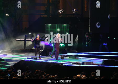 Tony Christie führt auf der Bühne am Silvester-Feier am 31. Dezember 2014 in Berlin, Deutschland. Stockfoto